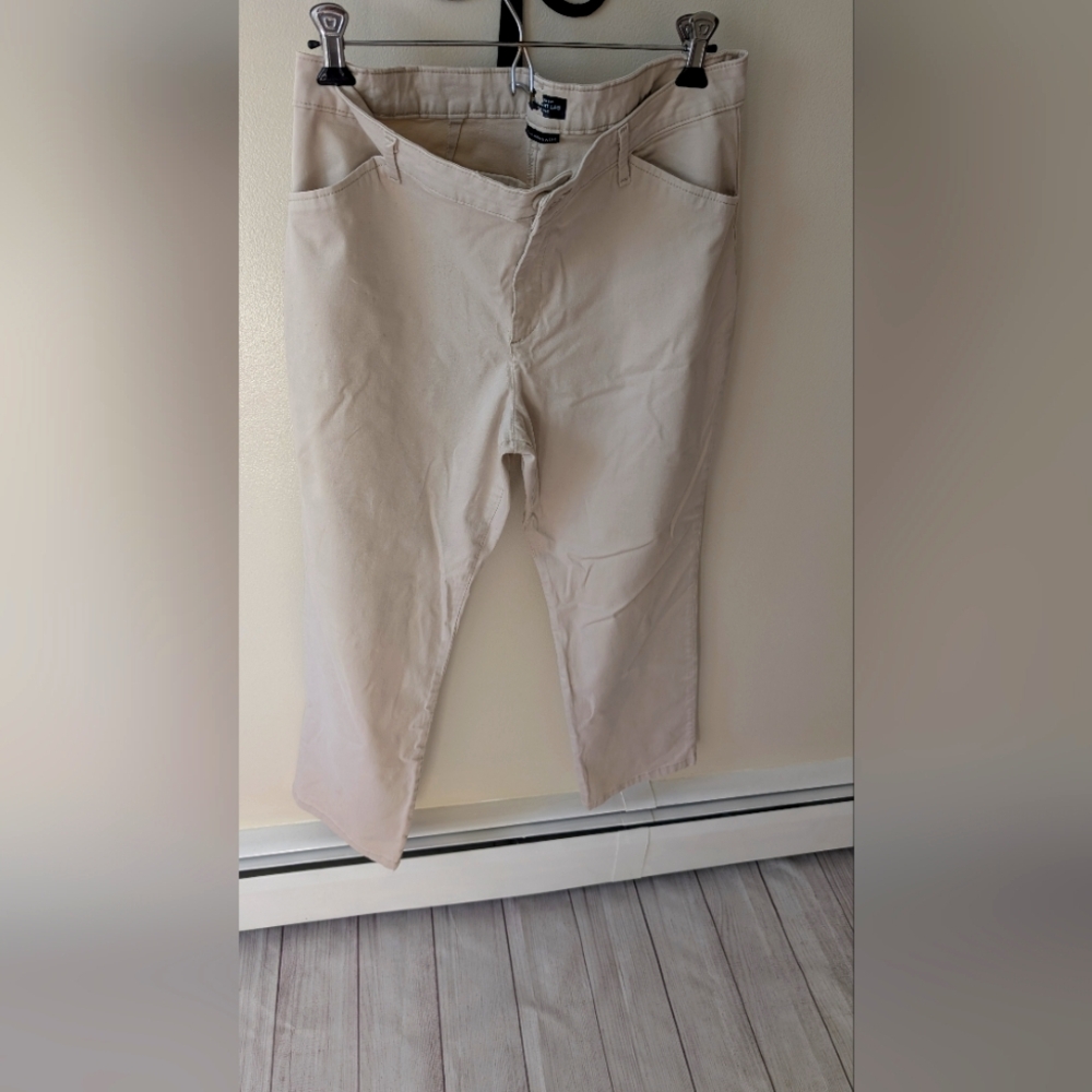 Lee Women's straight leg mid rise casual off white pants. Size 12 petite.